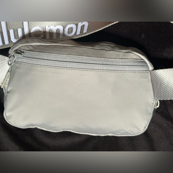 lululemon Everywhere Belt Bag Crossbody Extended Strap color Silver/Gray - Picture 13 of 16